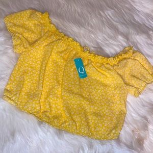 🚨SOLD‼️ Floral yellow & white off shoulder crop🌻